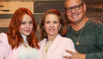 Larissa Manoela acompanhada dos pais, Silvana e Gilberto.