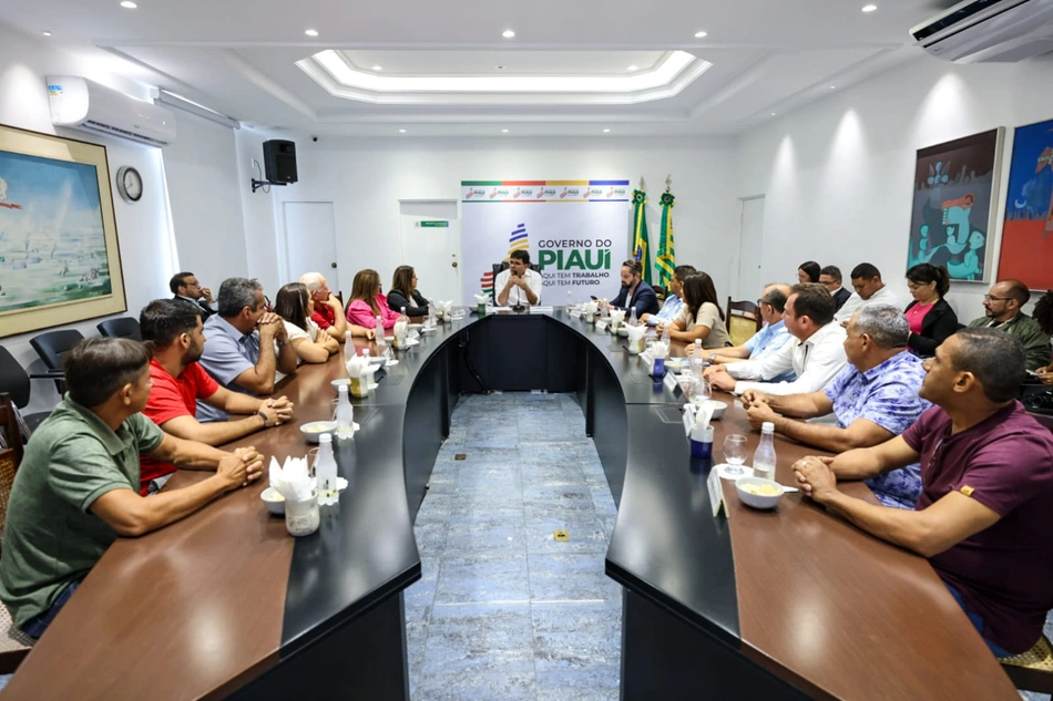 Rafael Fonteles em reunião com lideranças de Alto Longá e São Pedro.