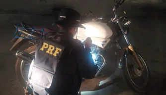 Motocicleta recuperada pela Polícia Rodoviária Federal