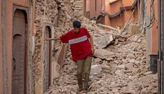 Homem em meio a escombros de terremoto no Marrocos