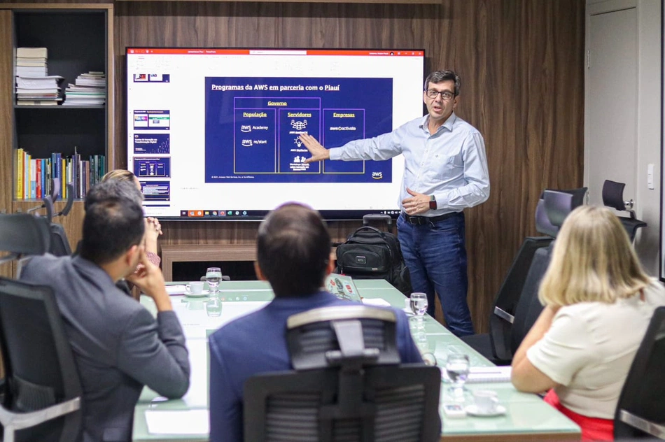 Secretário de Educação em reunião com representantes da Amazon
