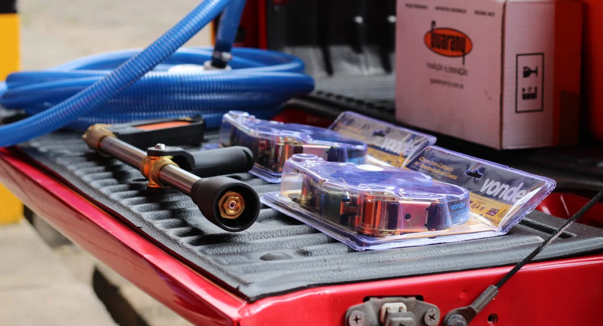 Chico Lucas entrega kits de combate a incêndios ao Corpo de Bombeiros