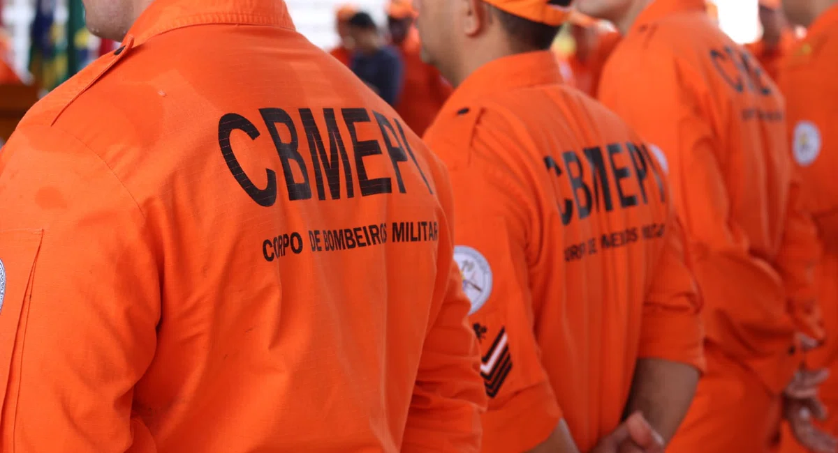 Chico Lucas entrega kits de combate a incêndios ao Corpo de Bombeiros