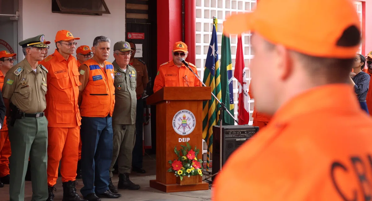 Chico Lucas entrega kits de combate a incêndios ao Corpo de Bombeiros
