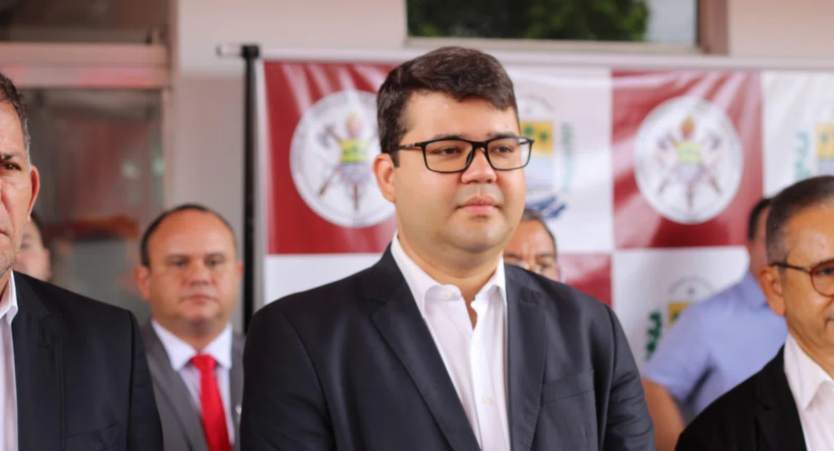 Chico Lucas entrega kits de combate a incêndios ao Corpo de Bombeiros