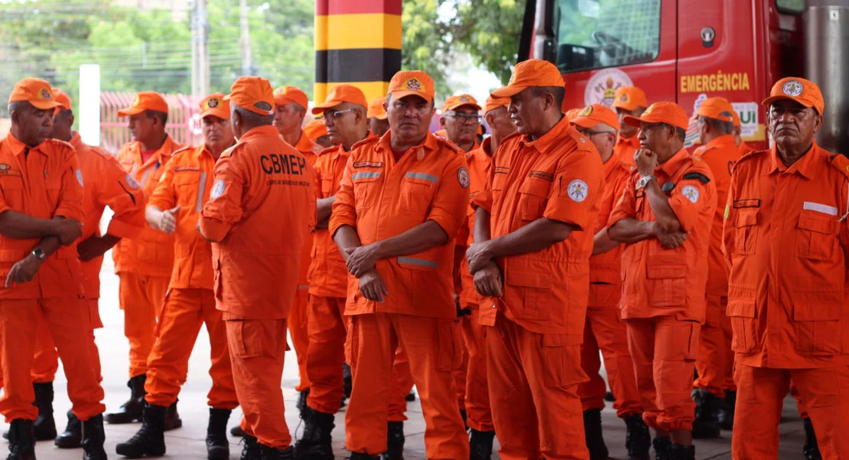 Chico Lucas entrega kits de combate a incêndios ao Corpo de Bombeiros