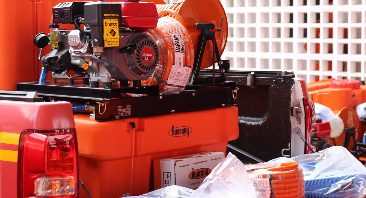 Chico Lucas entrega kits de combate a incêndios ao Corpo de Bombeiros