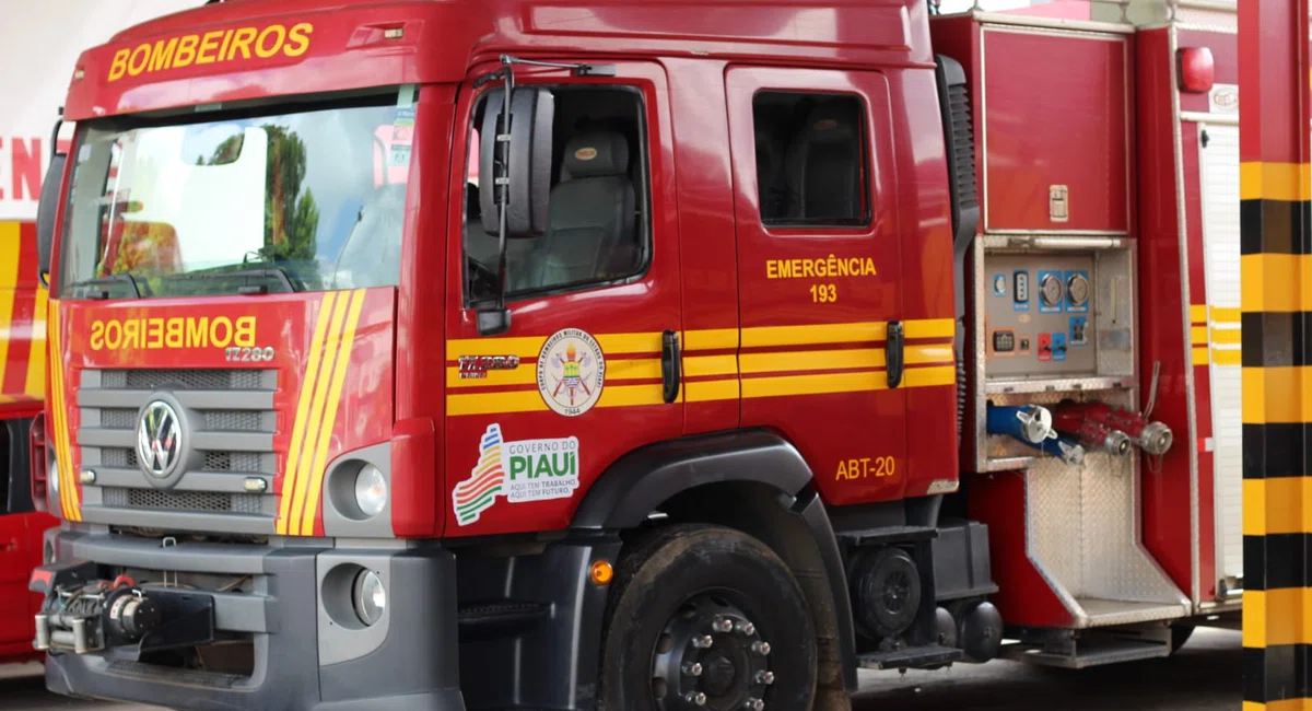 Chico Lucas entrega kits de combate a incêndios ao Corpo de Bombeiros