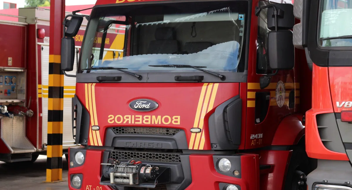 Chico Lucas entrega kits de combate a incêndios ao Corpo de Bombeiros