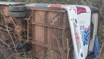 Ônibus tomba em Cocal de Telha