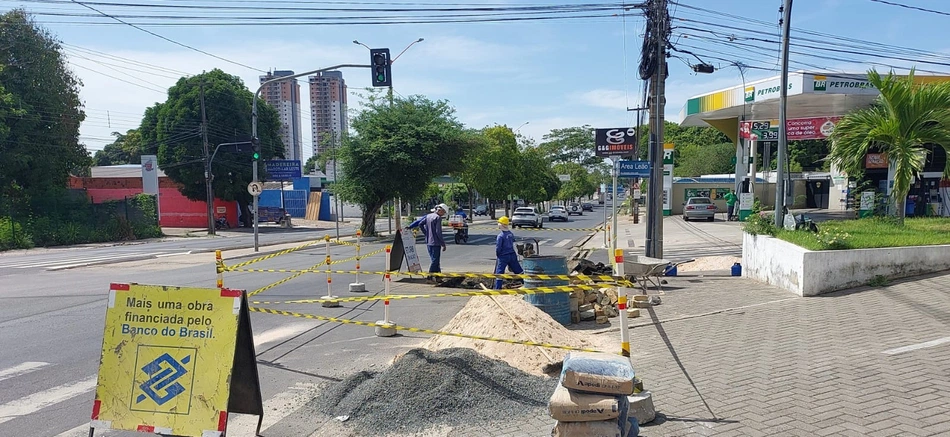 Obra na Avenida de Kennedy.