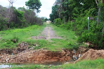 Cratera divide rua ao meio no bairro Parque Sul em Teresina