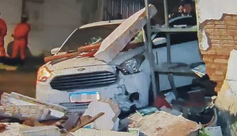 Carro invade reforço escolar e deixa três crianças feridas em Teresina