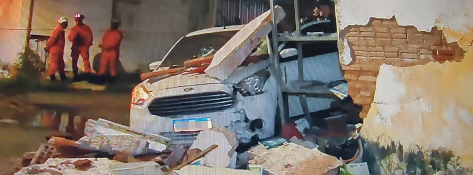 Carro invade reforço escolar e deixa três crianças feridas em Teresina