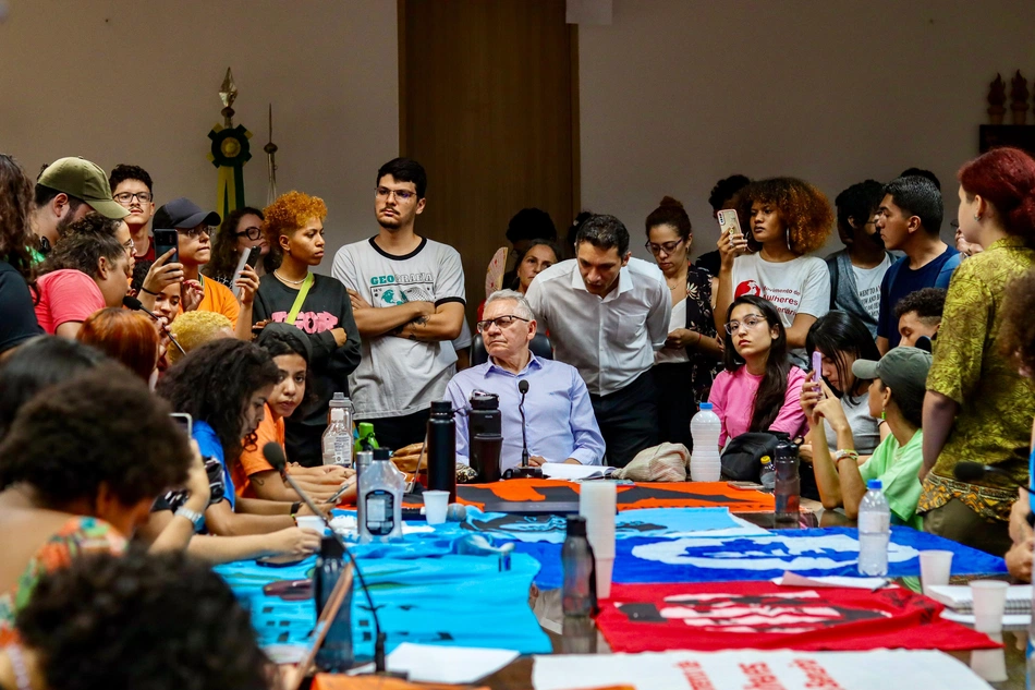 Estudantes ocupam reitoria da UFPI e protestam por segurança