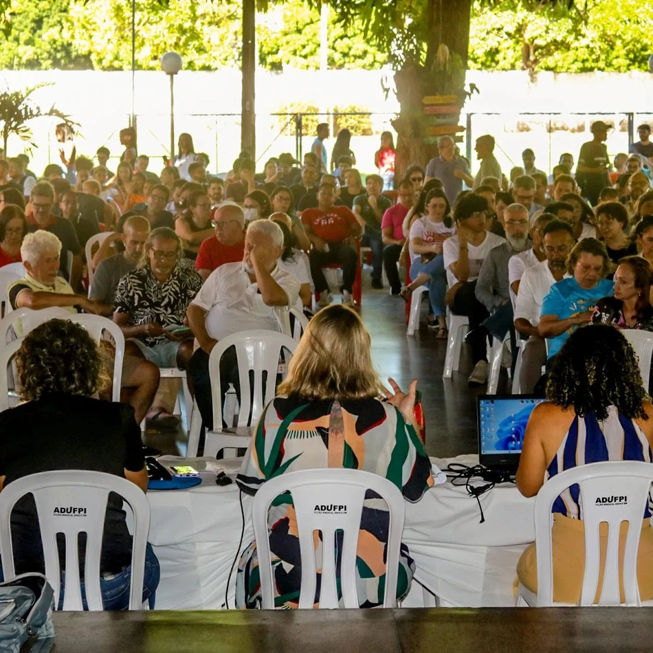 Professores aprovam greve na UFPI após assembleia geral