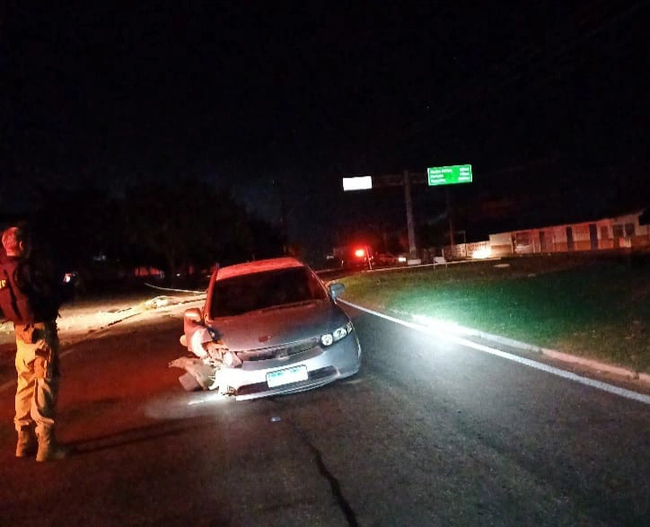 Veículo colide com poste na BR 343 em Parnaíba