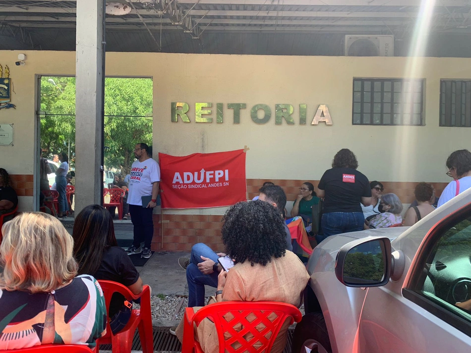 UFPI realiza ato público em defesa da suspensão do calendário acadêmico