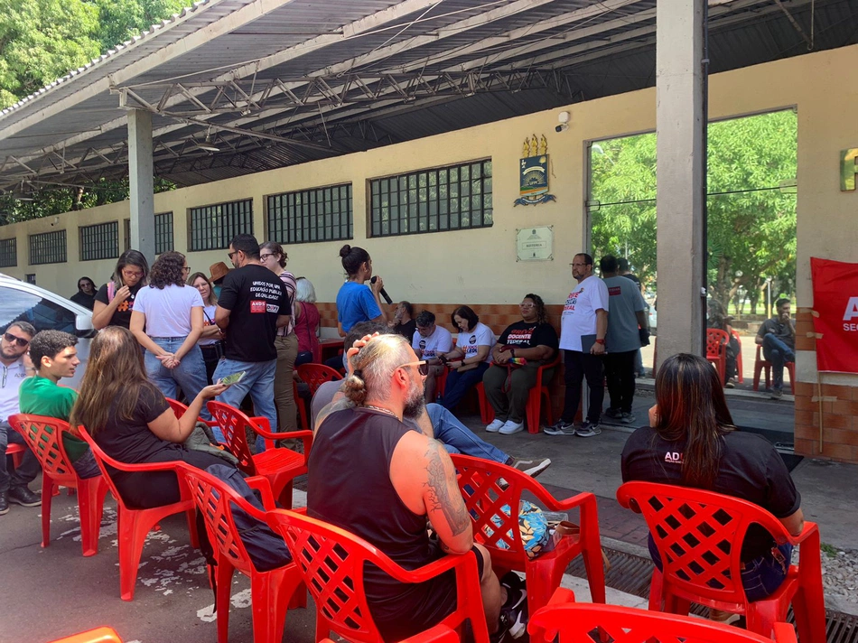 UFPI realiza ato público em defesa da suspensão do calendário acadêmico