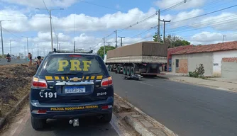 Motociclista morre após colidir contra carreta na BR 316 em Teresina