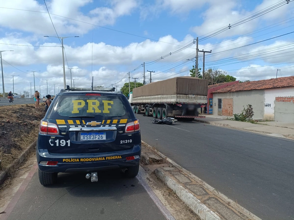 Motociclista morre após colidir contra carreta na BR 316 em Teresina