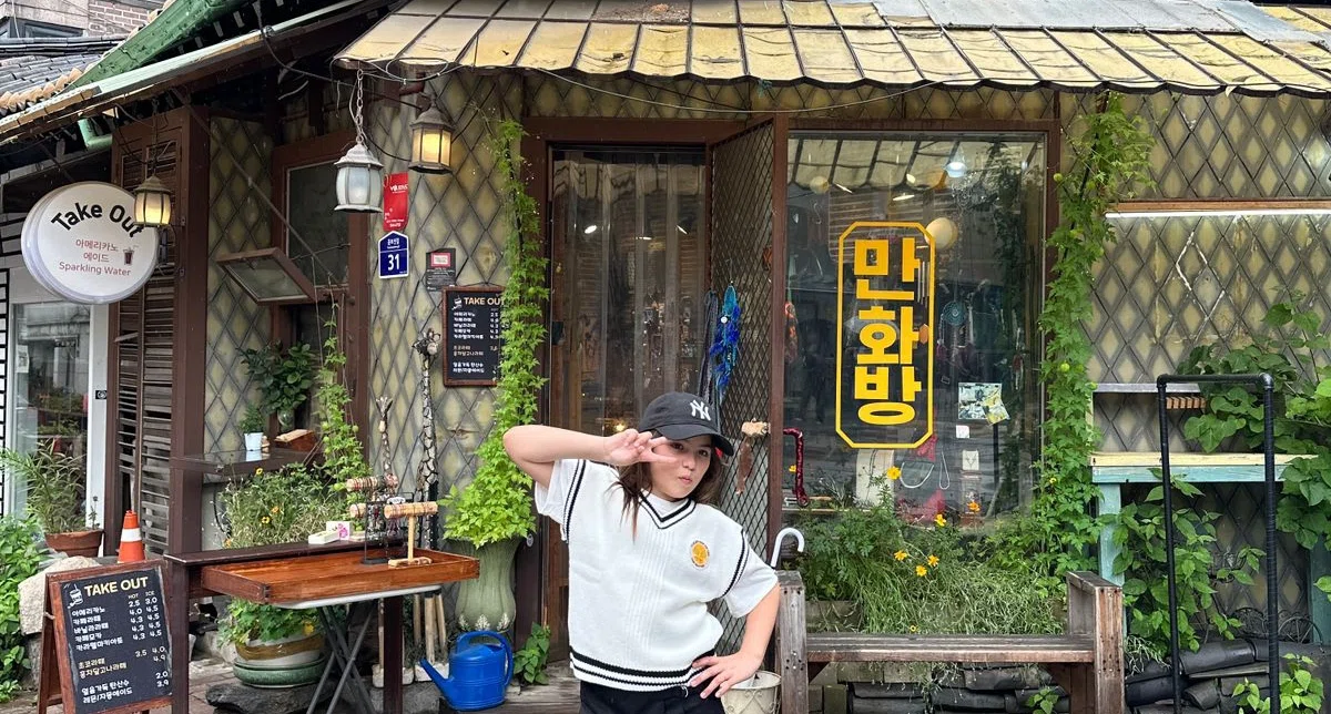 Sophia visitando cenário do dorama Beleza Verdadeira em Seul, na Coreia