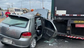 Colisão entre carro e carreta em Teresina