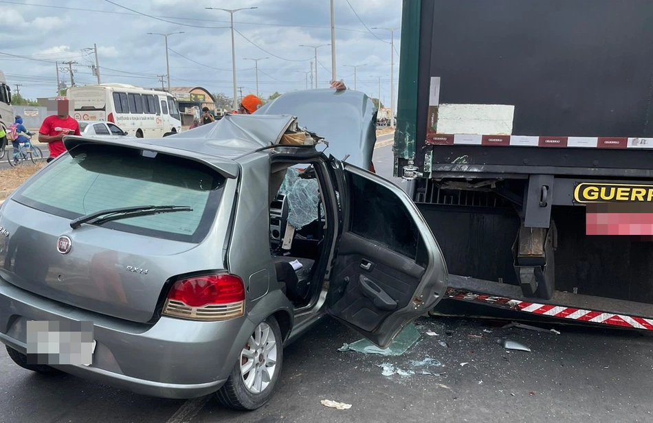 Colisão entre carro e carreta em Teresina