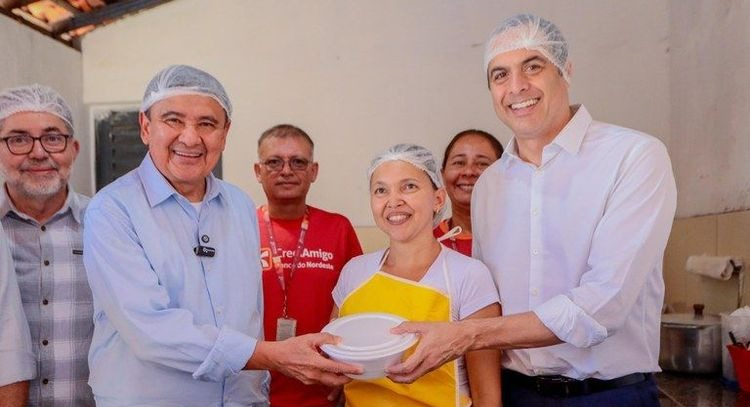 Ministro e prefeito durante adesão ao programa Acredita no Primeiro Passo