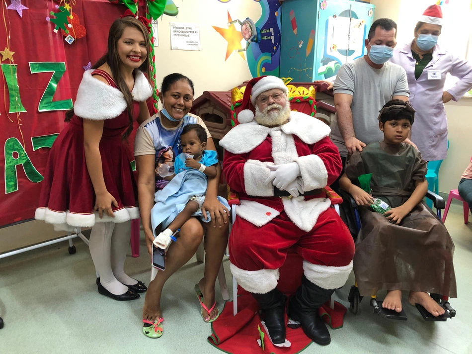 Papai e Mamãe Noel com crianças internadas em ação natalina no Hospital Infantil Lucidio Portella