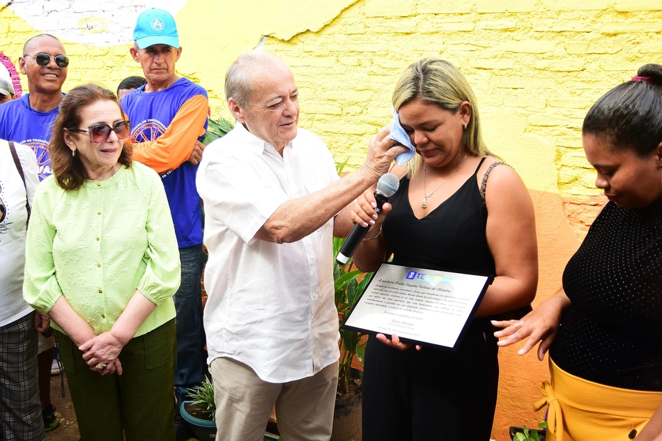 Silvio Mendes homenageia trabalhadoras da limpeza agredidas