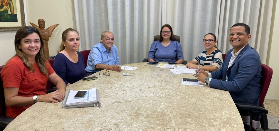 Prefeito Silvio Mendes em reunião com a equipe da Semec