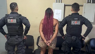 Suspeita presa por tráfico de drogas e posse ilegal de arma