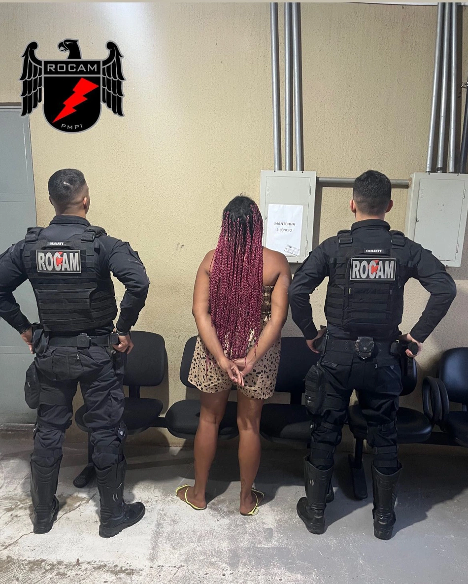 Suspeita presa por tráfico de drogas e posse ilegal de arma