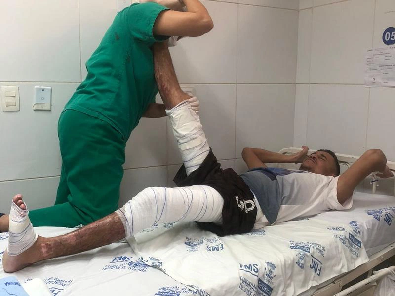 Jovem que recebeu alta após passar seis meses internado no HUT