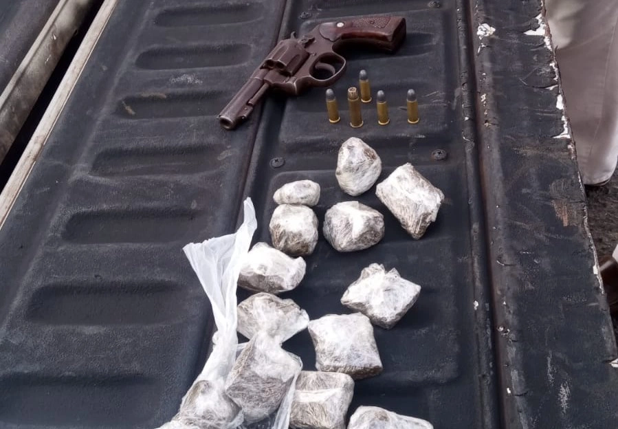 Materiais apreendidos com o suspeito