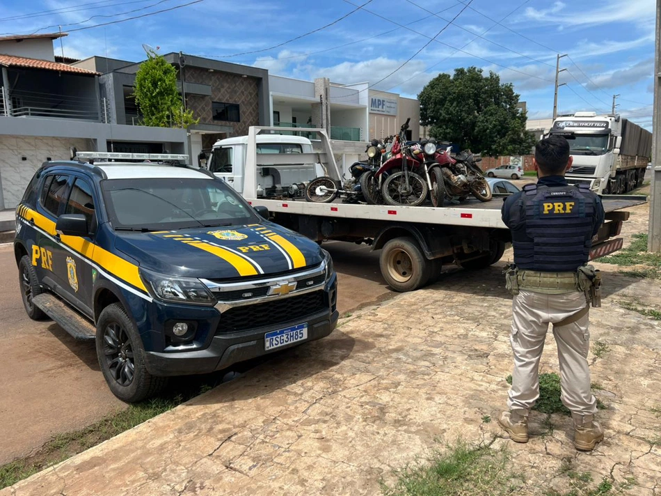 PRF apreende caminhão com 5 motocicletas roubadas