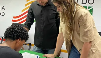 Assinando contrato do Bolsa Atleta Piauí 2025