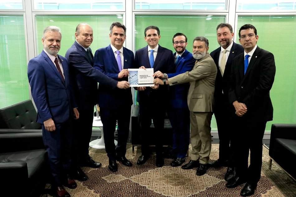 Ciro Nogueira apresentando o Projeto de Lei