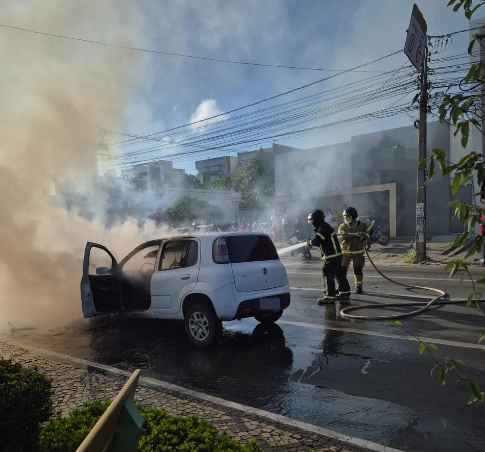 Carro fica destruído após pegar fogo na Avenida Frei Serafim