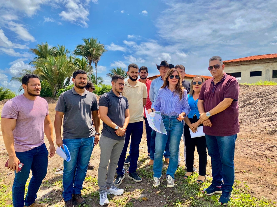 Equipes realizam visita técnica ao local onde o centro será construído