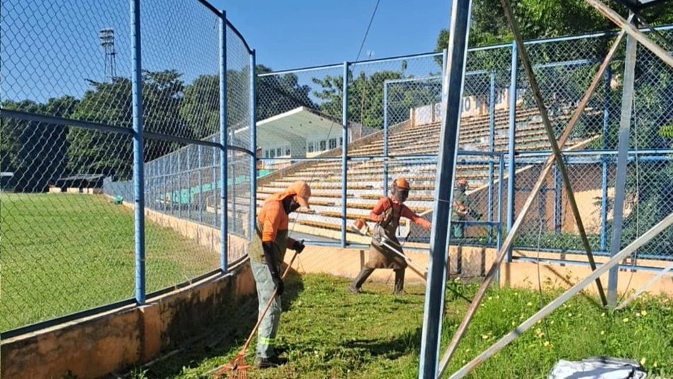 SDU Centro realiza limpeza do Estádio Lindolfo Monteiro