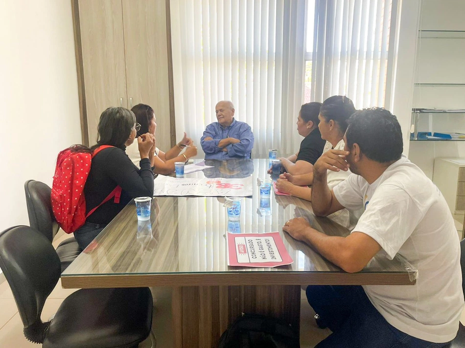 Presidente da FMS recebe manifestantes que reivindicam convocações de concursados
