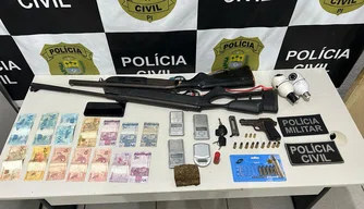 Armas, drogas e dinheiro apreendidos