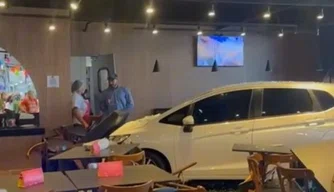 Carro invade restaurante]