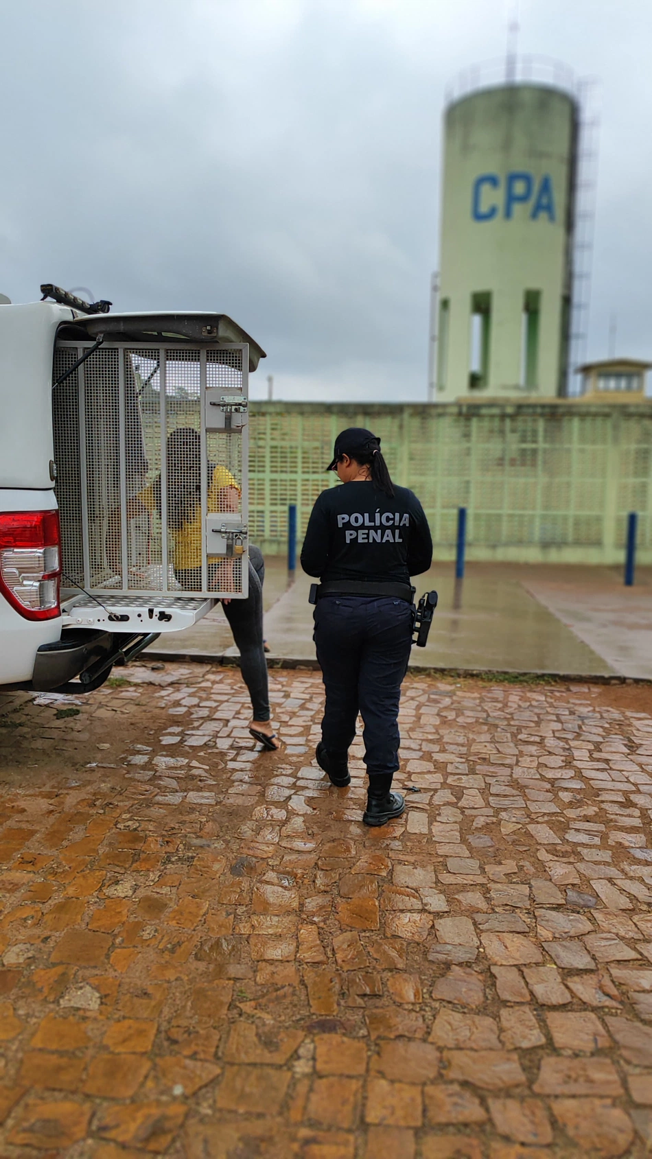Mulher é presa após tentativa de entrar com drogas em presídio