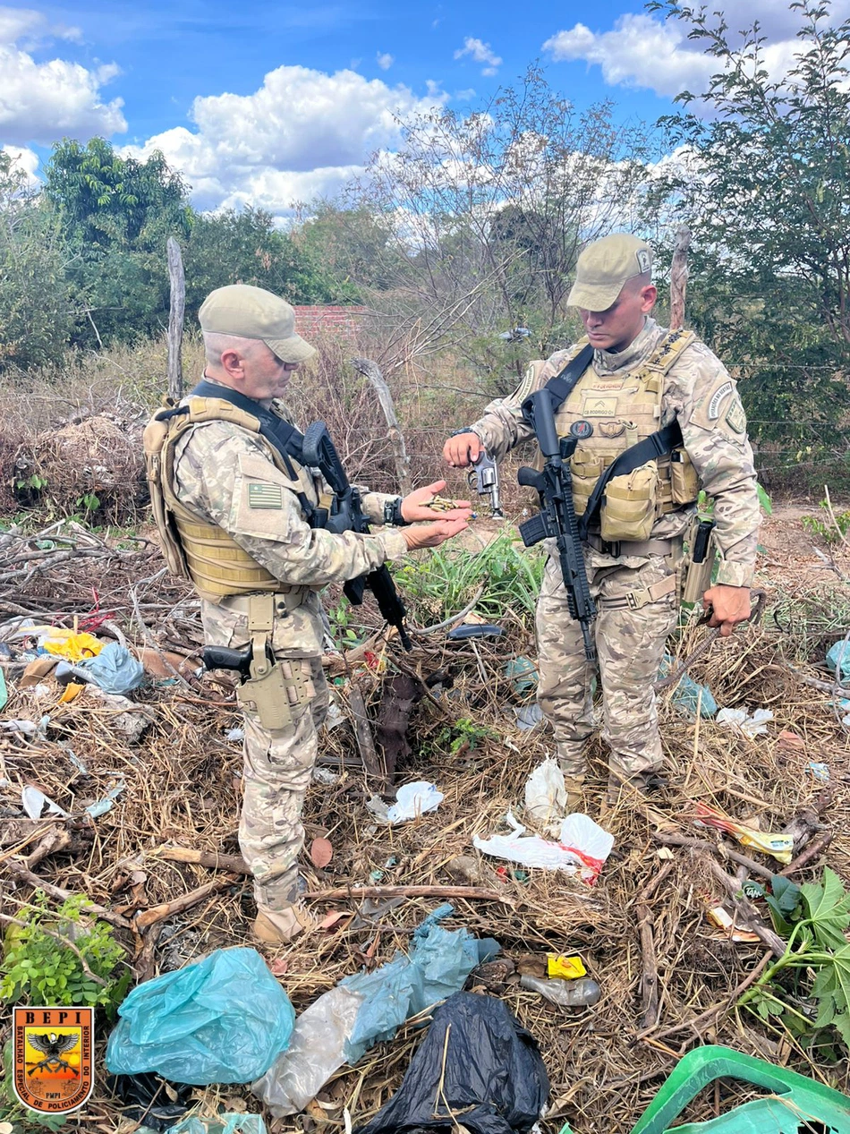 PMPI apreende armas, drogas e dinheiro em Inhuma durante cumprimento de mandado judicial