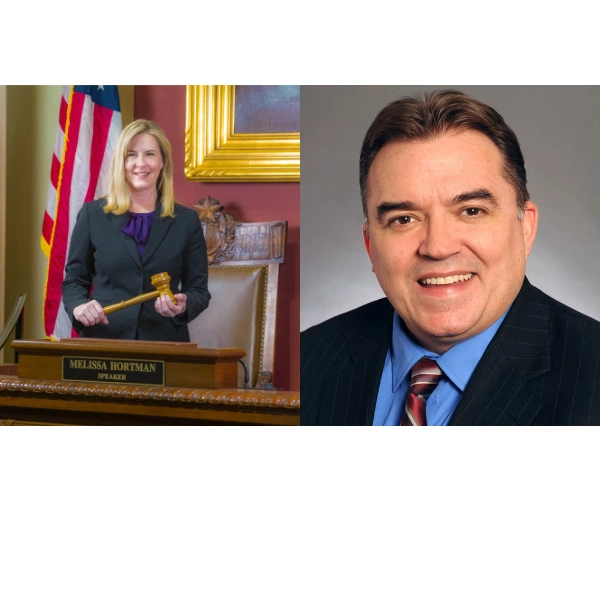 Deputada Melissa Hortman e senador John Hoffman