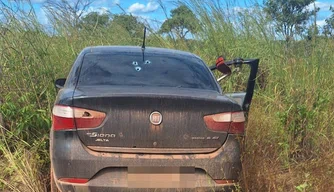 Carro roubado e utilizado na fuga de criminosos em Altos