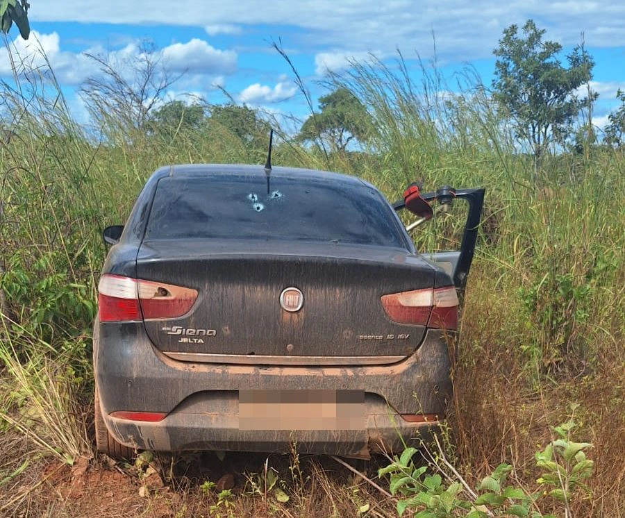 Carro roubado e utilizado na fuga de criminosos em Altos